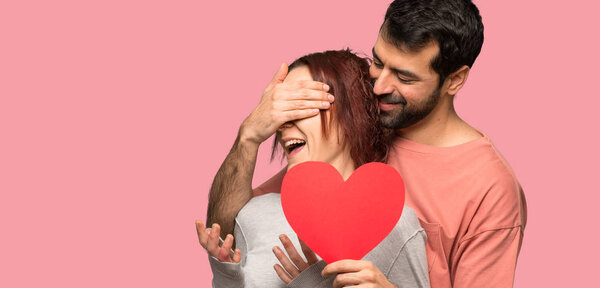 Пара в день Святого Валентина с символом сердца на изолированном розовом фоне
