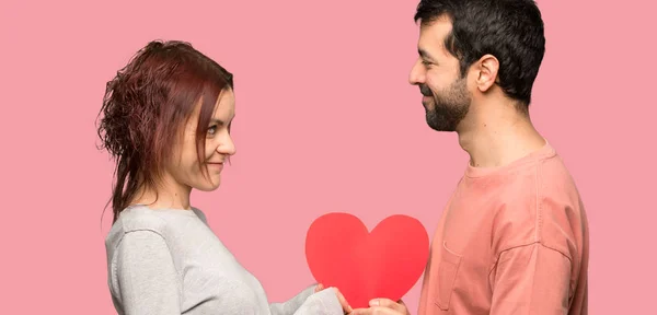 Pareja San Valentín Sosteniendo Caja Regalo Sobre Fondo Rosa Aislado — Foto de Stock