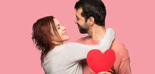 Pareja Día San Valentín Sosteniendo Símbolo Del Corazón Besándose Sobre — Foto de Stock