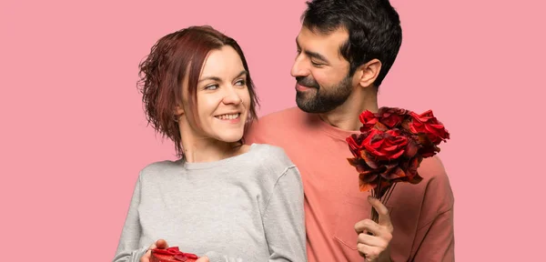 Pareja Día San Valentín Con Flores Regalos Sobre Fondo Rosa — Foto de Stock