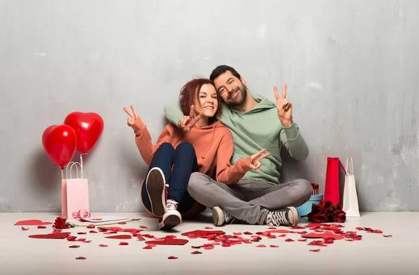 Paar Valentinstag Lächelt Und Zeigt Siegeszeichen — Stockfoto