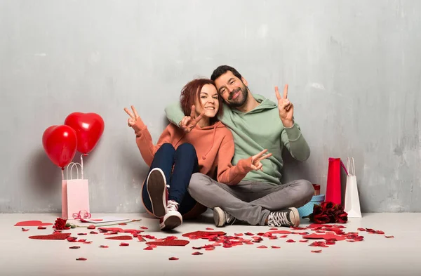 Pareja Día San Valentín Sonriendo Mostrando Señal Victoria —  Fotos de Stock