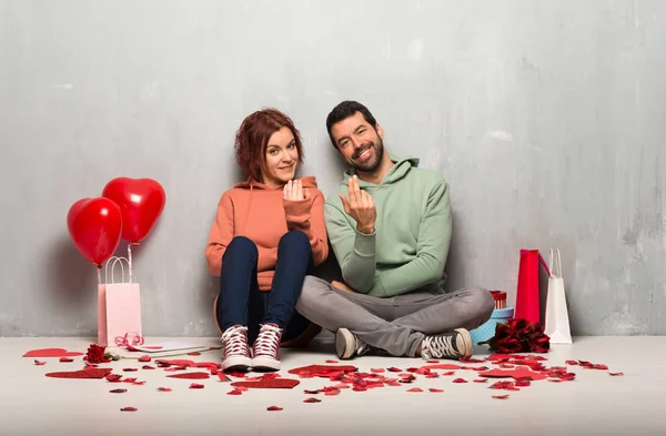 Paar Valentinstag Lädt Ein Mit Hand Anzulegen — Stockfoto