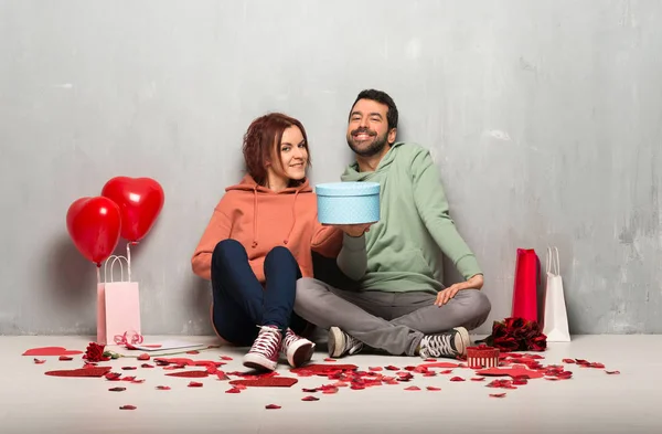 Pareja San Valentín Sosteniendo Regalo Las Manos —  Fotos de Stock