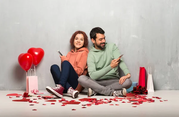 情侣在情人节发送与手机的消息 — 图库照片