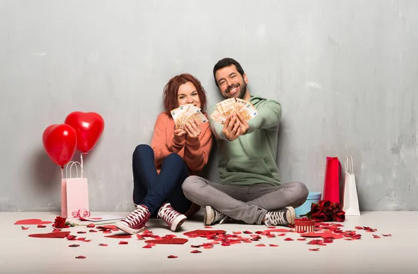 Casal Dia Dos Namorados Levando Monte Dinheiro — Fotografia de Stock