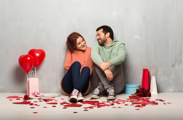 Pareja Día San Valentín Con Expresión Feliz —  Fotos de Stock