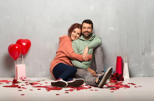 Pareja Día San Valentín Abrazos —  Fotos de Stock