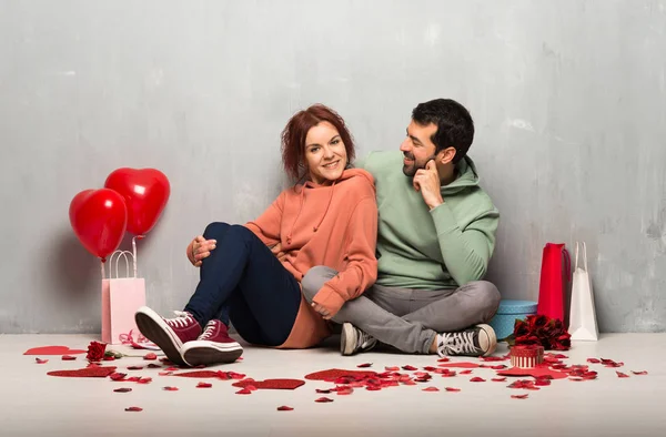 Pareja Día San Valentín Con Expresión Feliz — Foto de Stock