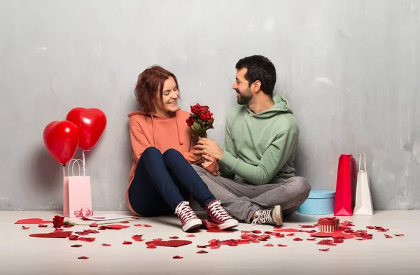 花とバレンタインの日のカップル — ストック写真