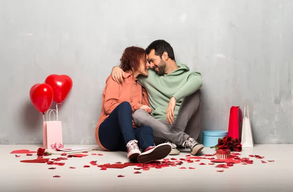 Casal Dia Dos Namorados Com Expressão Feliz — Fotografia de Stock