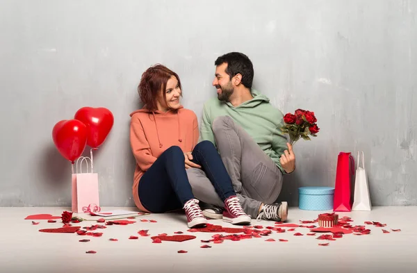 Coppia Nel Giorno San Valentino Con Fiori — Foto Stock