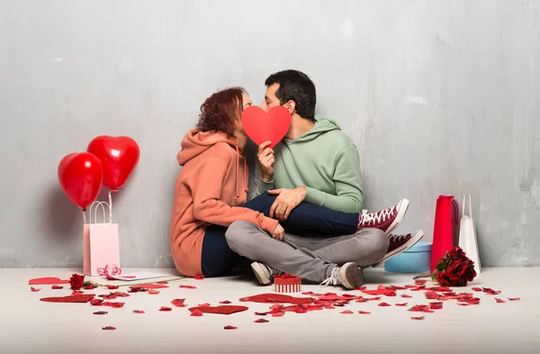 Casal Dia Dos Namorados Segurando Símbolo Coração Beijando — Fotografia de Stock