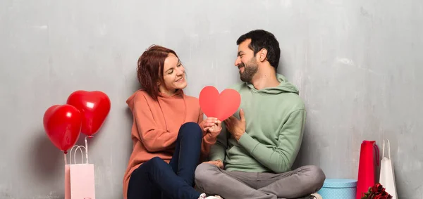 Paar Valentinstag Mit Einem Herzsymbol — Stockfoto