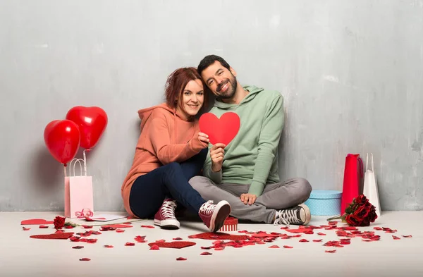 Pareja Día San Valentín Sosteniendo Símbolo Del Corazón — Foto de Stock