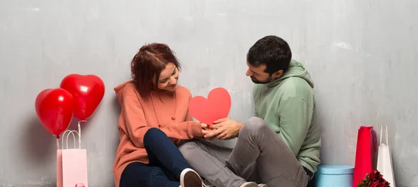 Couple Valentine Day Holding Heart Symbol — Stock Photo, Image