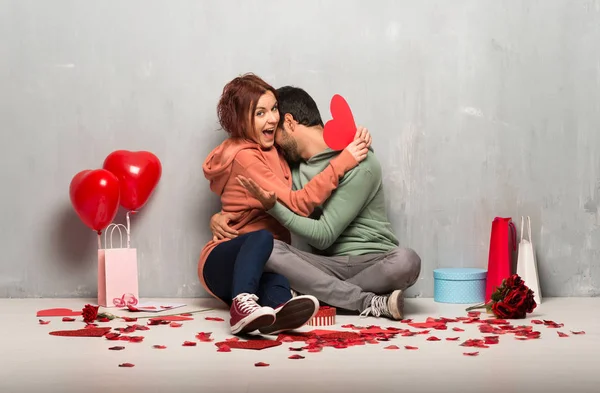 Para Walentynki Gospodarstwa Symbol Serca Całowanie — Zdjęcie stockowe