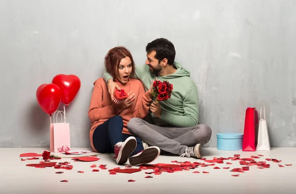 Casal Dia Dos Namorados Com Flores Presentes — Fotografia de Stock