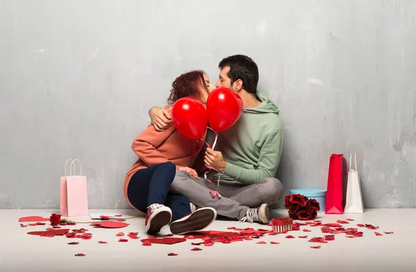 Casal Dia Dos Namorados Com Balões Com Forma Coração — Fotografia de Stock