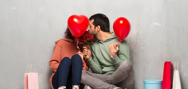 Pareja Día San Valentín Con Flores Globos Con Forma Corazón —  Fotos de Stock