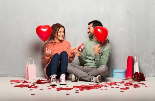 Couple Valentine Day Holding Heart Symbol Balloons — Stock Photo, Image