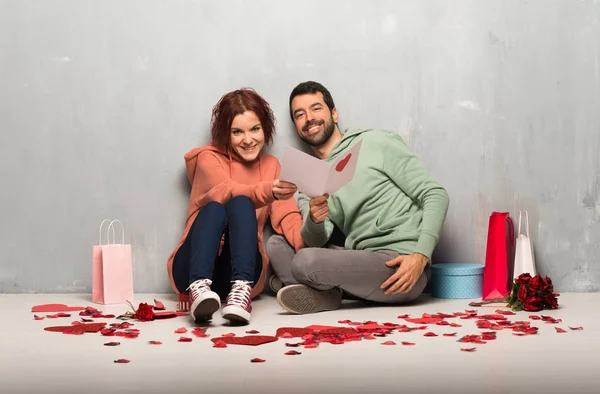 Pareja Día San Valentín Con Tarjeta San Valentín —  Fotos de Stock