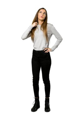 Yorgun ve hasta ifade izole beyaz arka plan üzerinde ile genç kızın tam uzunlukta atış