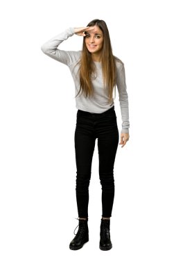 Tam uzunlukta kadeh bir şey izole beyaz arka plan üzerinde bakmak için çok uzak el ile genç kız