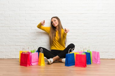 Alışveriş torbaları puan parmak size gülümseyen ise çok genç kız