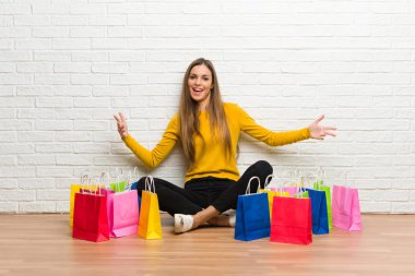 Genç kız ile alışveriş torbaları kibirli ve kendini beğenmiş çok seviyorum kendine kavramı
