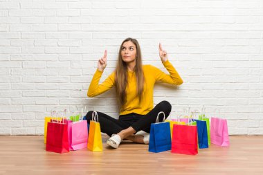 Alışveriş torbaları ile en iyi dilek ve geçiş parmak sürü genç kız