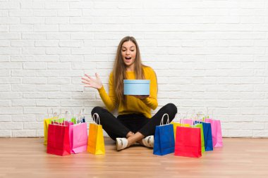 Genç kız ile alışveriş torbaları hediye kutusu elinde tutan çok