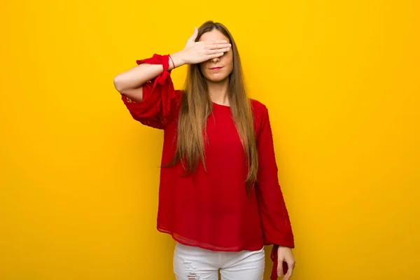 Sarı Duvar Eller Tarafından Gözleri Kaplama Üzerinde Kırmızı Elbise Genç — Stok fotoğraf