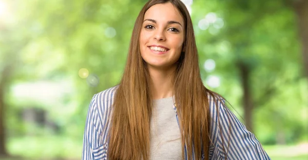 Junges Mädchen Mit Gestreiftem Hemd Das Mit Armen Der Hüfte — Stockfoto