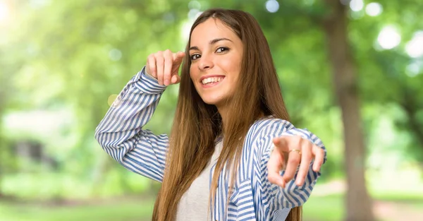 Ung Flicka Med Randig Skjorta Pekar Finger Dig Medan Leende — Stockfoto