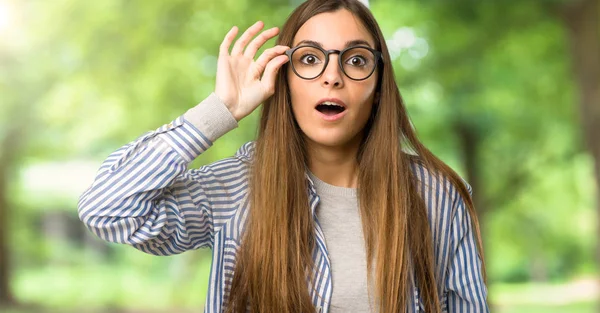Mladá Dívka Pruhované Tričko Brýlemi Překvapen Venku — Stock fotografie