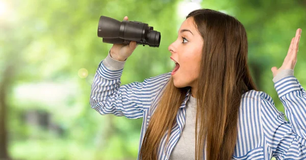 Mladá Dívka Pruhovanou Košili Dálce Při Pohledu Dalekohledem Přírodě — Stock fotografie