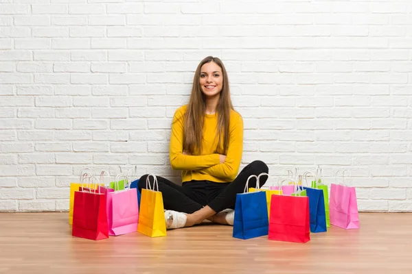 Fiatal Lány Sok Bevásárló Táskák Karba Elülső Helyzetben Tartása — Stock Fotó