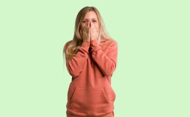 Genç kız çok ağız yeşil zemin üzerine kapsayan süre gülümseyen