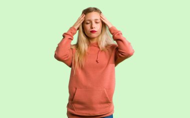 Mutsuz ve yeşil zemin üzerine bir şey ile sinirli genç kız