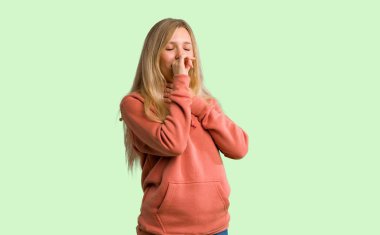 Genç kız ile öksürük acı ve üzerinde yeşil arka plan kötü hissediyor