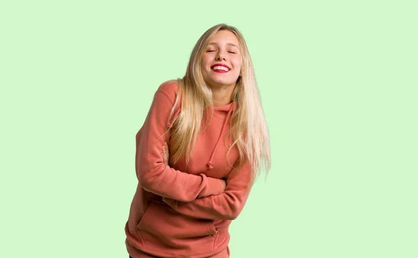 Chica Joven Manteniendo Los Brazos Cruzados Mientras Sonríe Sobre Fondo — Foto de Stock