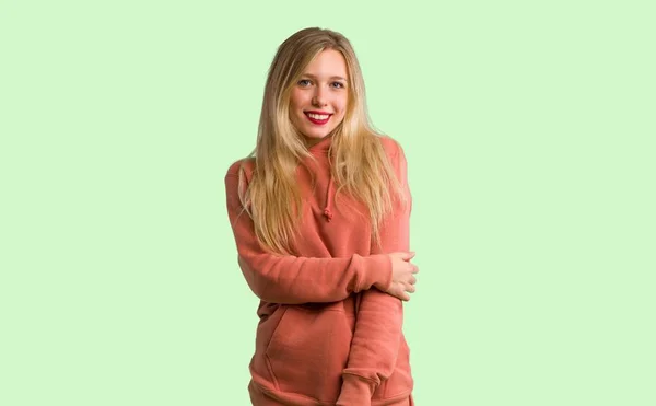 Ung Flicka Med Glad Uttryck Grön Bakgrund — Stockfoto