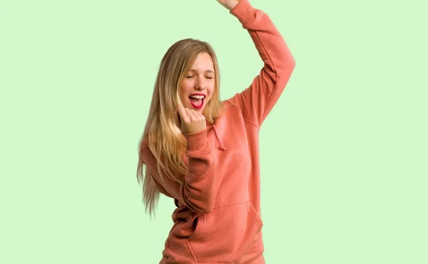 Jong Meisje Vieren Een Overwinning Groene Achtergrond — Stockfoto