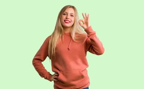 Genç Kız Bir Işareti Ile Parmak Yeşil Arka Plan Üzerinde — Stok fotoğraf