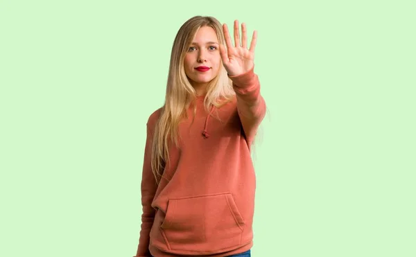 Giovane Ragazza Facendo Gesto Stop Negando Una Situazione Che Pensa — Foto Stock