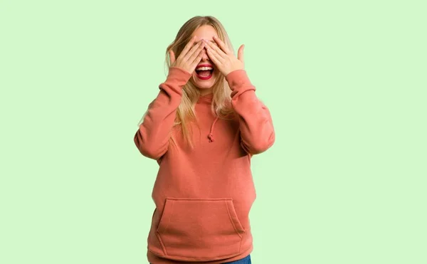 Menina Jovem Cobrindo Olhos Por Mãos Surpreso Ver Que Está — Fotografia de Stock