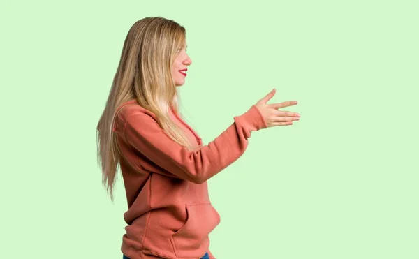 Jovem Menina Handshaking Depois Bom Negócio Fundo Verde — Fotografia de Stock