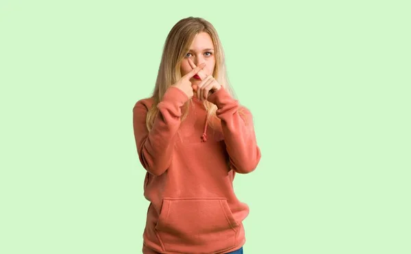 Muchacha Joven Mostrando Gesto Silencio Sobre Fondo Verde — Foto de Stock