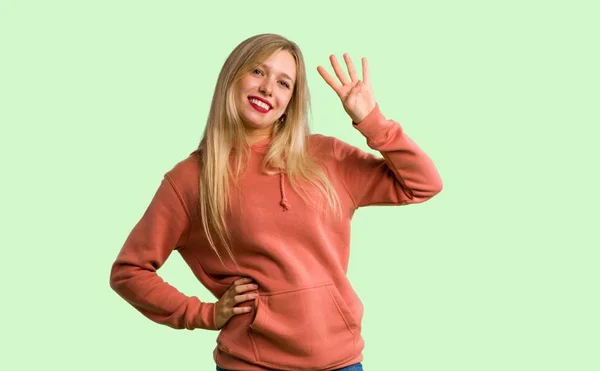 Jovem Feliz Contando Quatro Com Dedos Fundo Verde — Fotografia de Stock